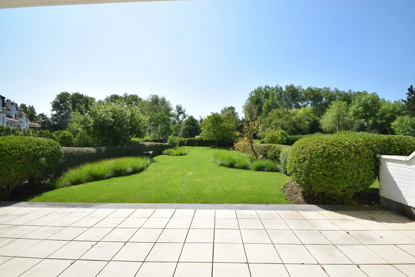 Zonovergoten tuin appartement met groot terras en prachtige tuin gelegen in het exclusieve domein Tennis Gardens. foto 4