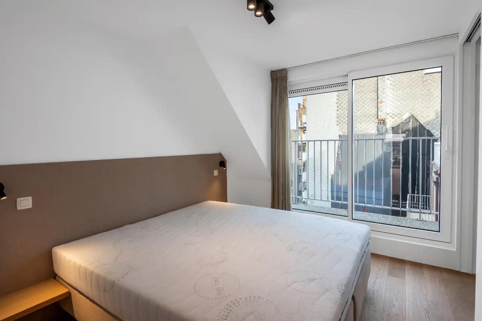 Heel mooi vernieuwd duplexdakapp. met een prachtig zonneterras gelegen op de Kustlaan in hartje Zoute. foto 11