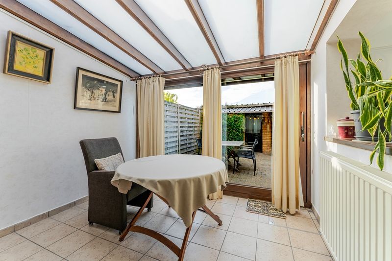 Roeselare-stadsrand. Uiterst verzorgde en goed gelegen woning met 3 slaapkamers en aparte ingang garagestraat. Gunstig EPC & conform elektriciteitsattest ! foto 5