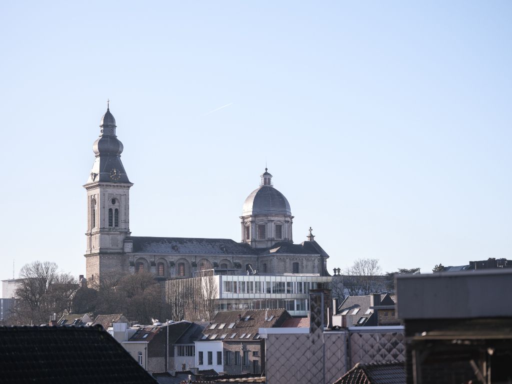 Instapklaar en ruim appartement met twee volwaardige slaapkamers en prachtig zicht op het Zuidpark. foto 14