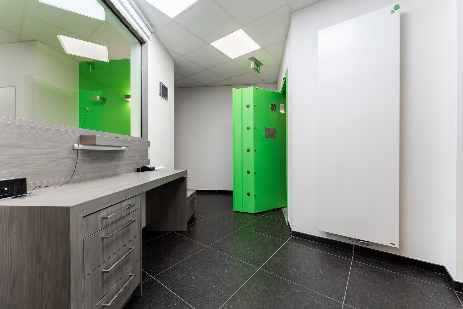 Mooi gerenoveerd handelspand pal in het centrum van Pelt met 7 parkeerplaatsen foto 34