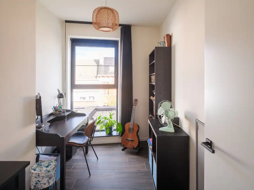 Ruim en lichtrijk dakappartement met twee slaapkamers, bureau en royaal zonneterras in de dynamische omgeving van de Nieuwe Voorhaven. foto 14
