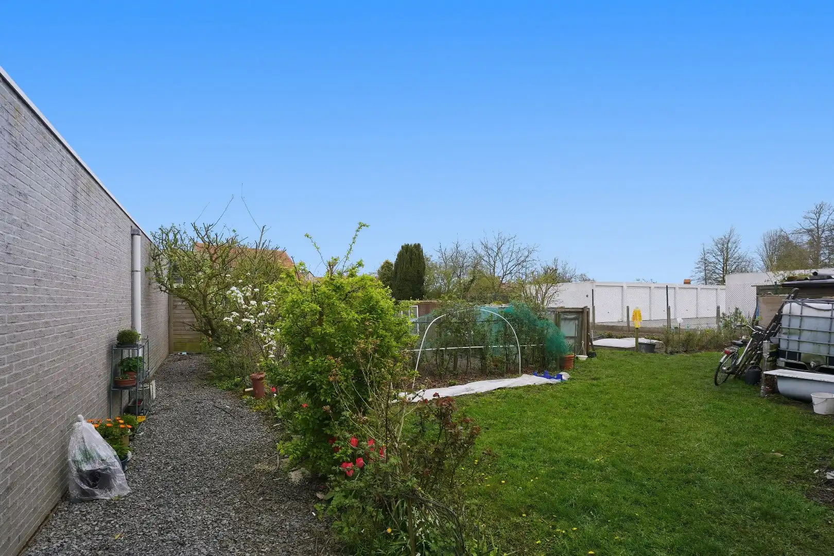 Recent appartement met privatieve tuin (346m²)  en ruim terras (40m²) in het centrum van Woumen! foto 11