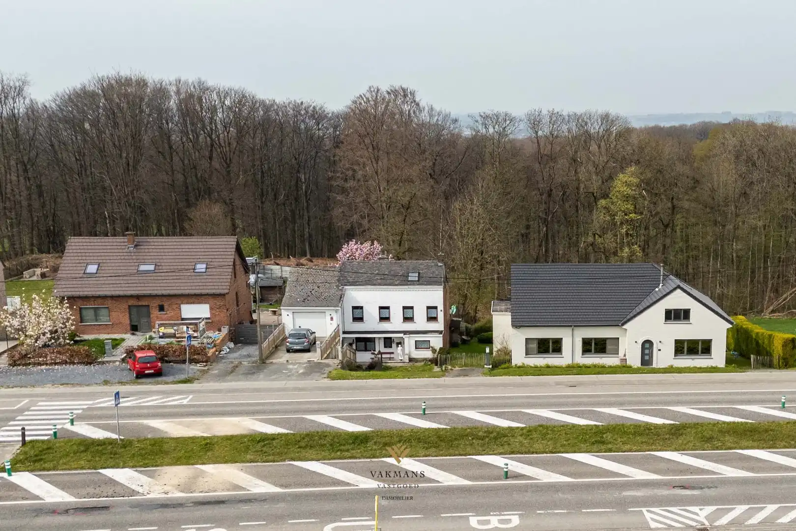 Ruime alleenstaande woning met garage in heuvelachtige omgeving foto 4