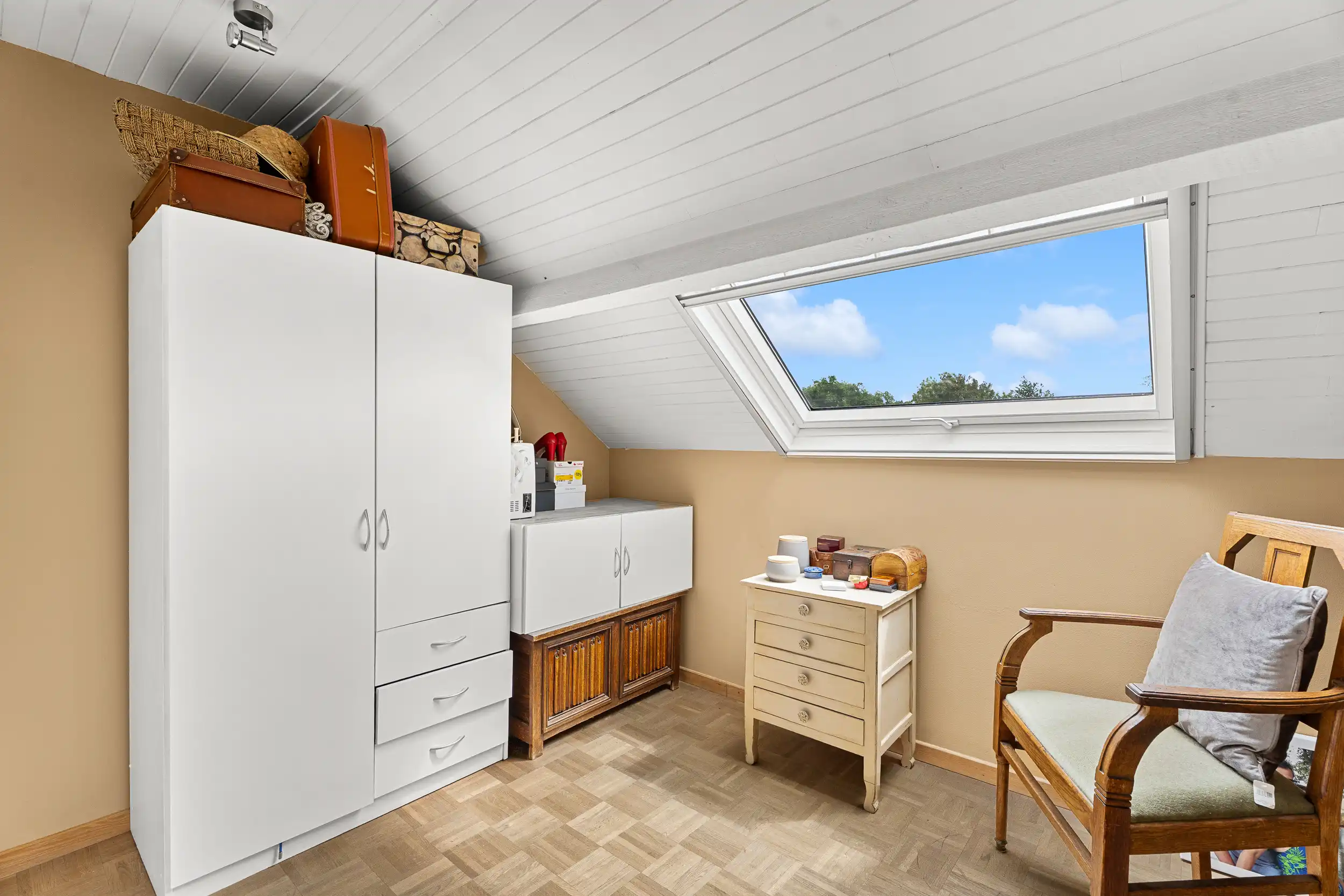 Ruime, instapklare, gezinswoning in residentiële wijk foto 22