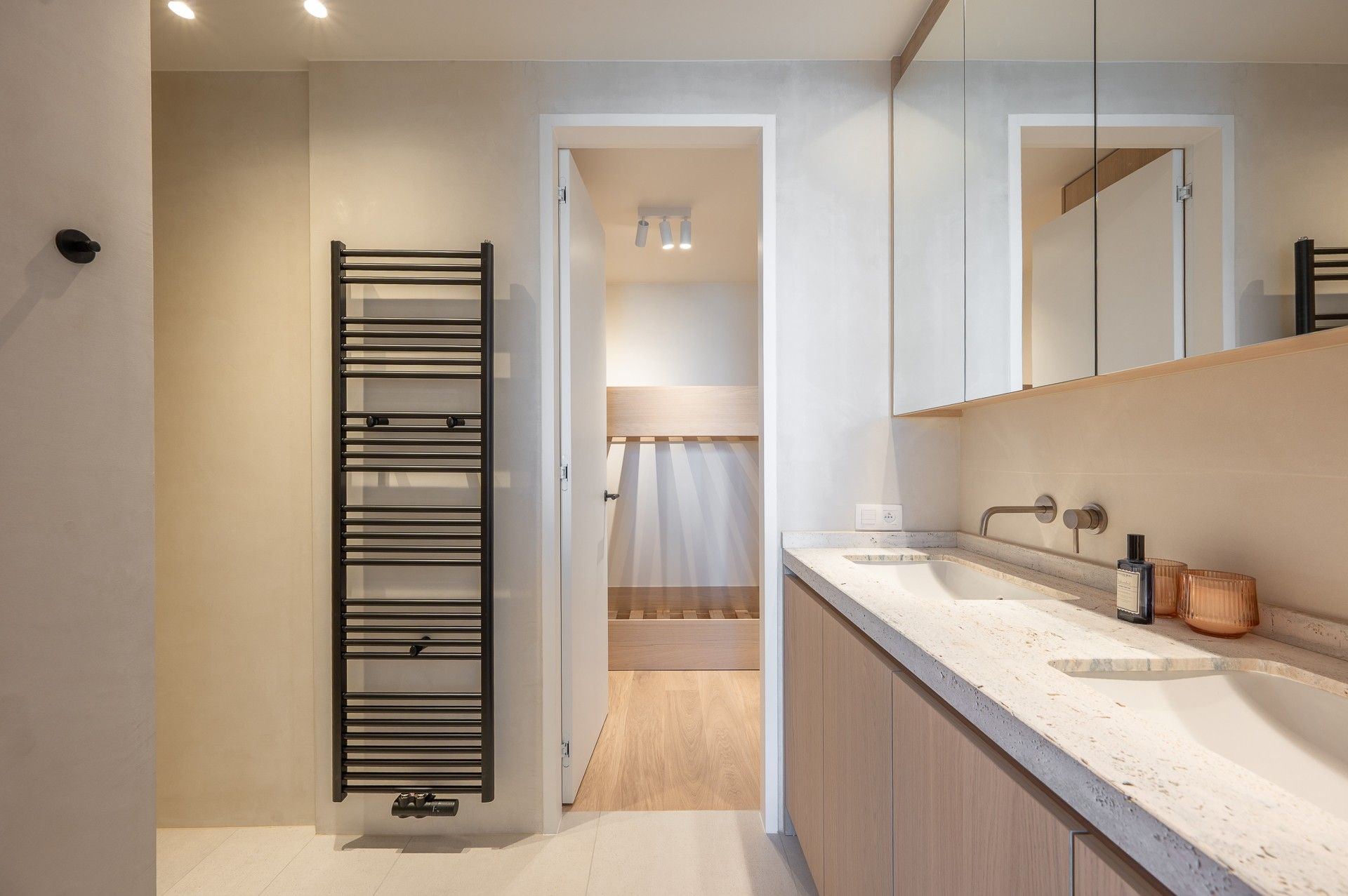 Luxueus gerenoveerd appartement met frontaal zeezicht in Heist foto 13