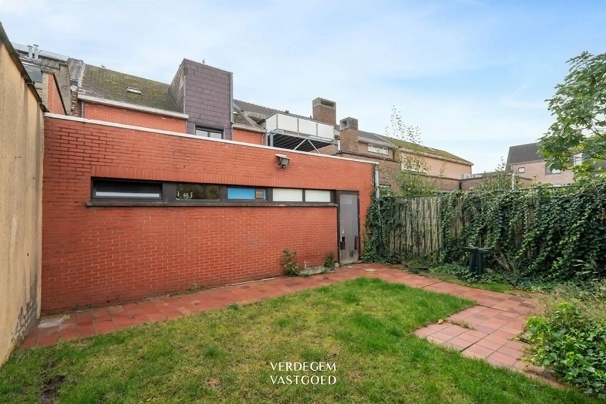 Handelspand met woonst tegenover ziekenhuiscampus Lokeren foto 17