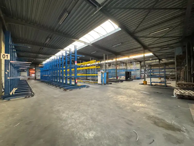 Merksem: magazijn met 4 laadkades en 2 sectionaalpoorten foto 3