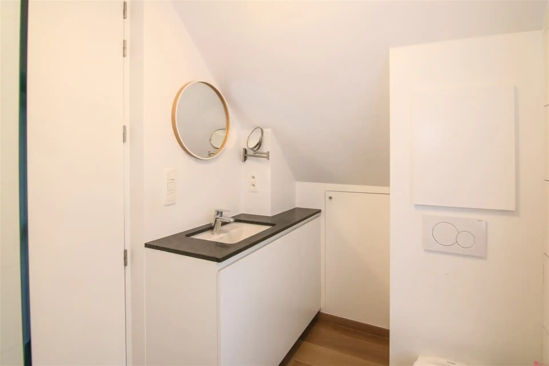 Prachtig vernieuwde halfopen woning op Pius-X foto 20