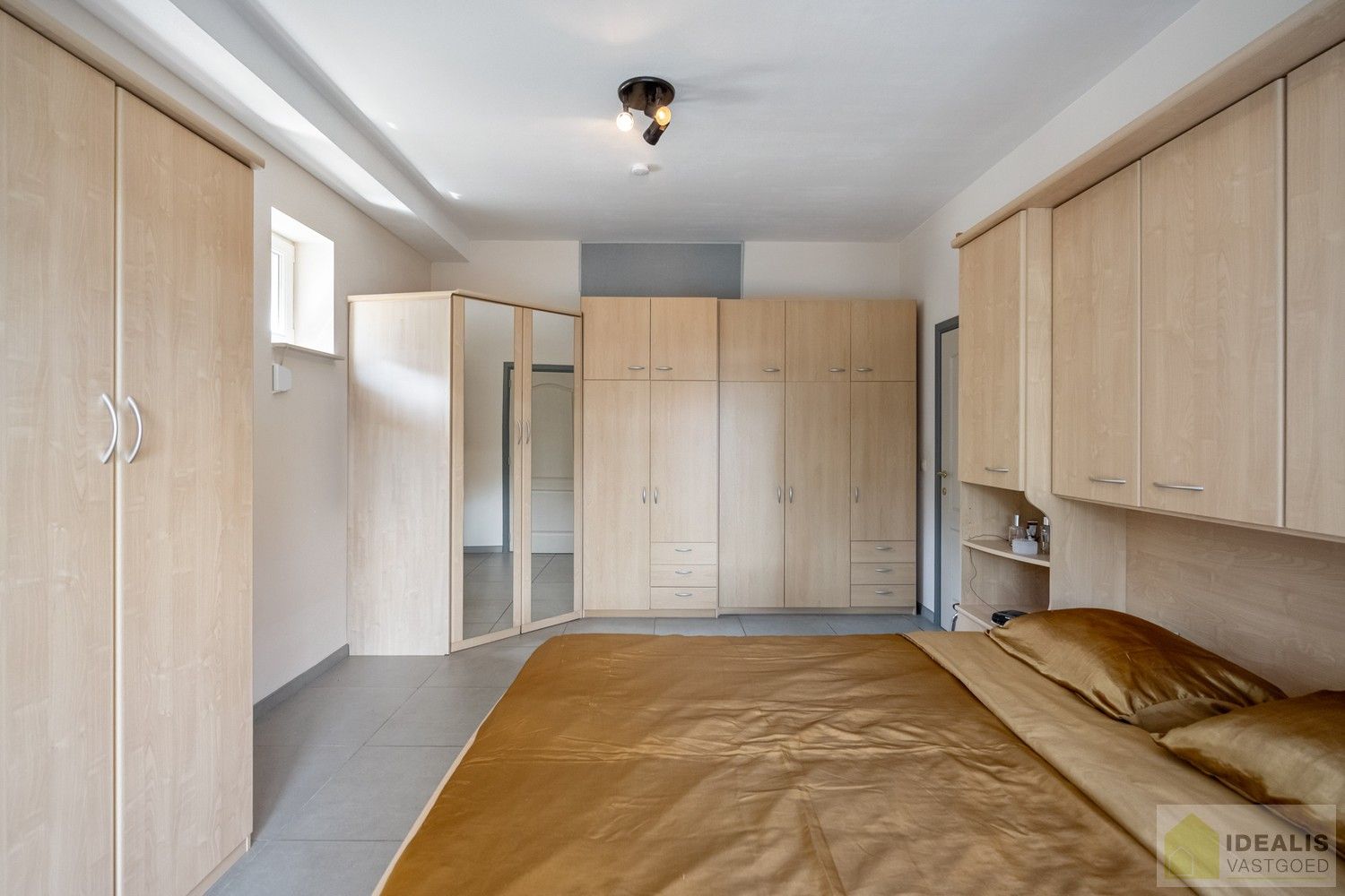 ZEER RUIM OPGEZETTE (360m²!) EN KNAP AFGEWERKTE EENGEZINSWONING OP RUSTIGE LOCATIE MET MAAR LIEFST 8!! SLAAPKAMERS foto 21