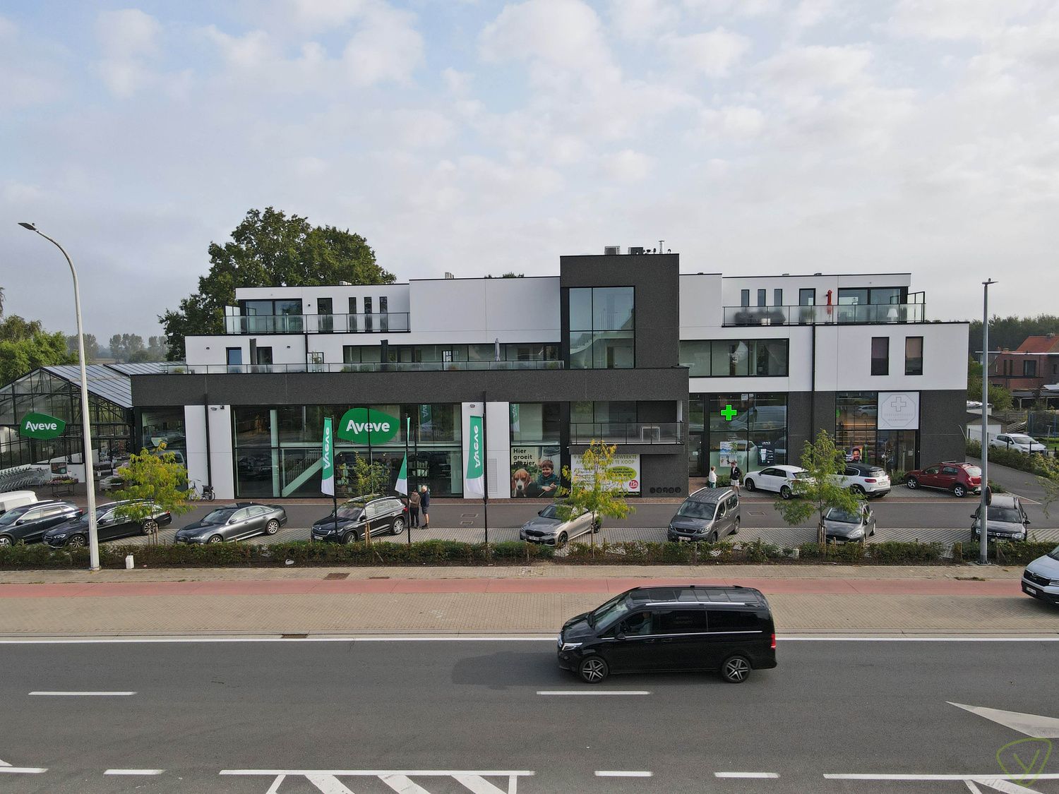 Laatste overdekte parkeerplaatsen in de nieuwbouwresidentie te Waarschoot bij de AVEVE-winkel foto {{pictureIndex}}