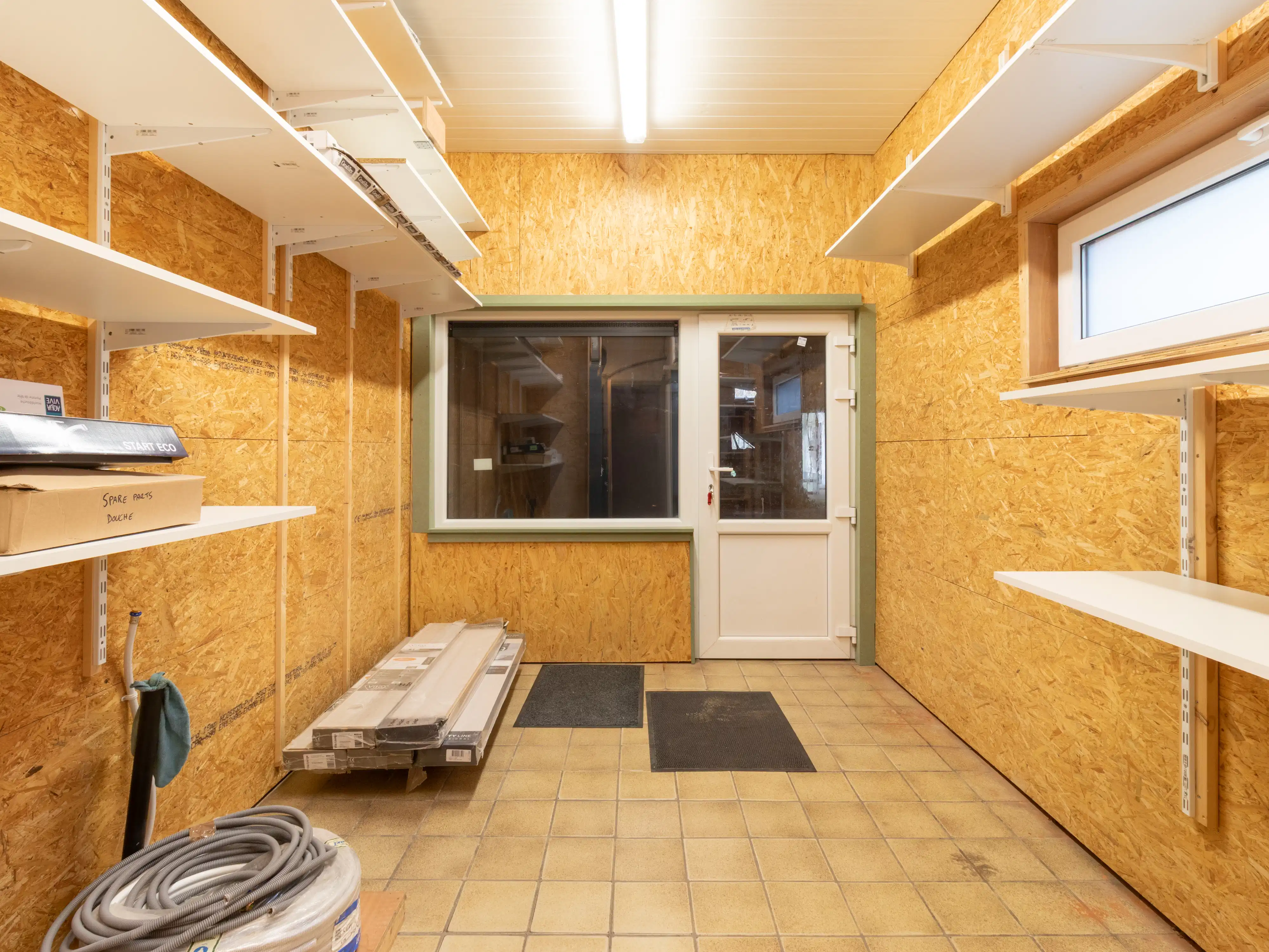 Instapklare halfopen bebouwing met werkplaats en tuin foto 8