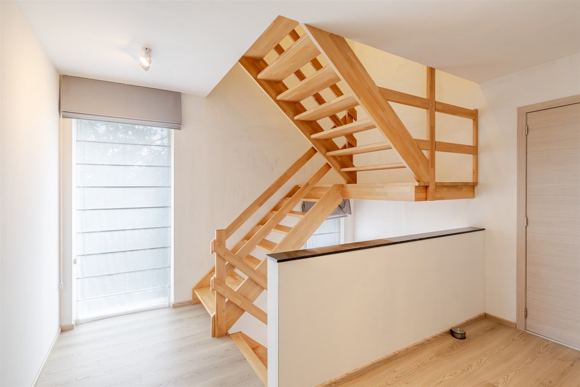 Bemeubelde ruime energiezuinige woning met grote tuin. foto 15