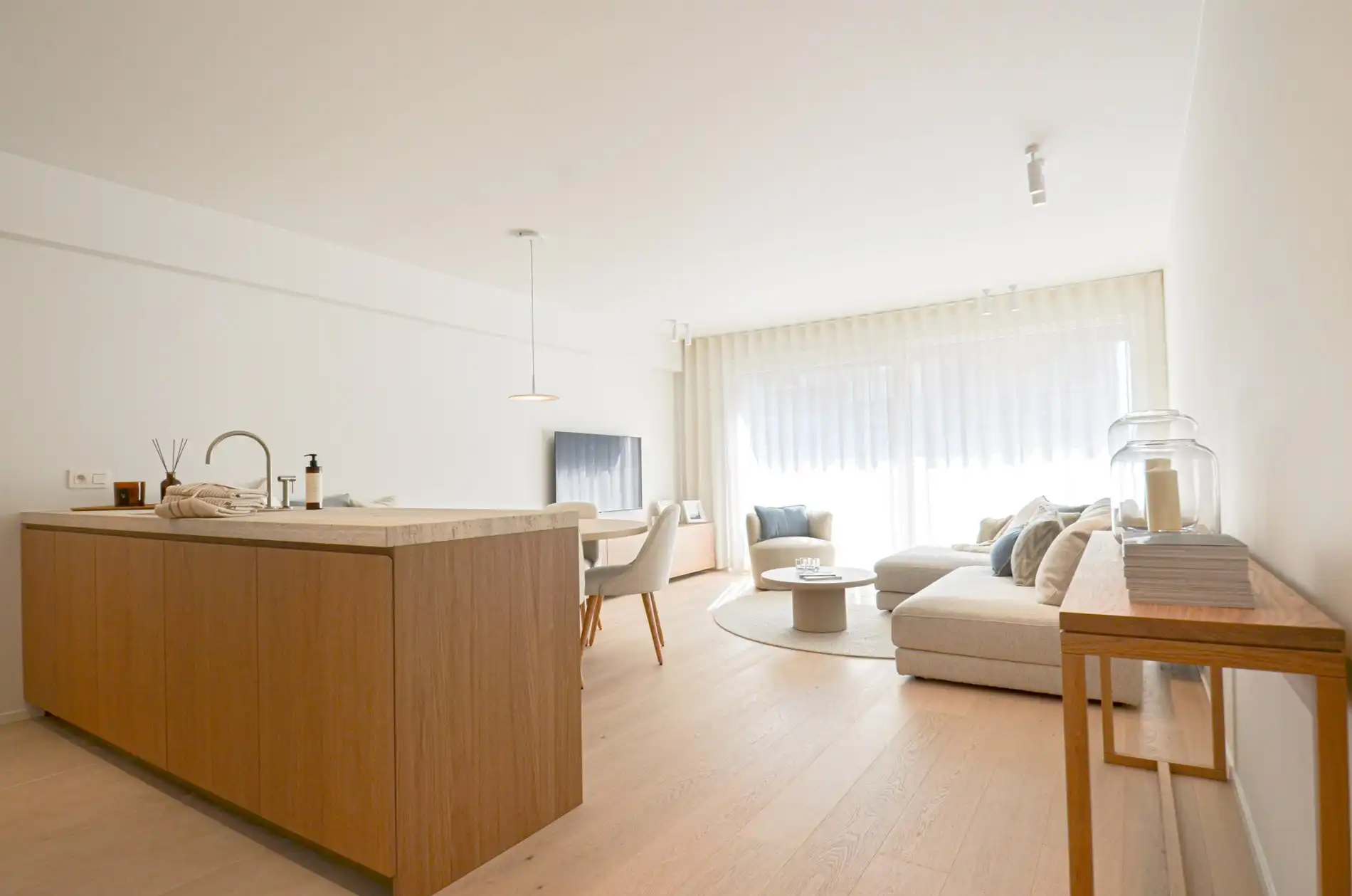 Centraal gelegen, volledig gerenoveerd appartement met drie slaapkamers. foto {{pictureIndex}}