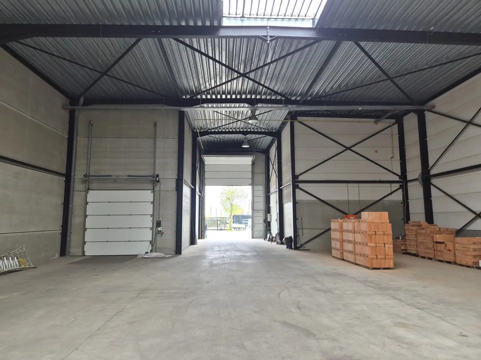 Magazijn 1030m² met  laadkade en 154m² kantoor op topligging foto 5