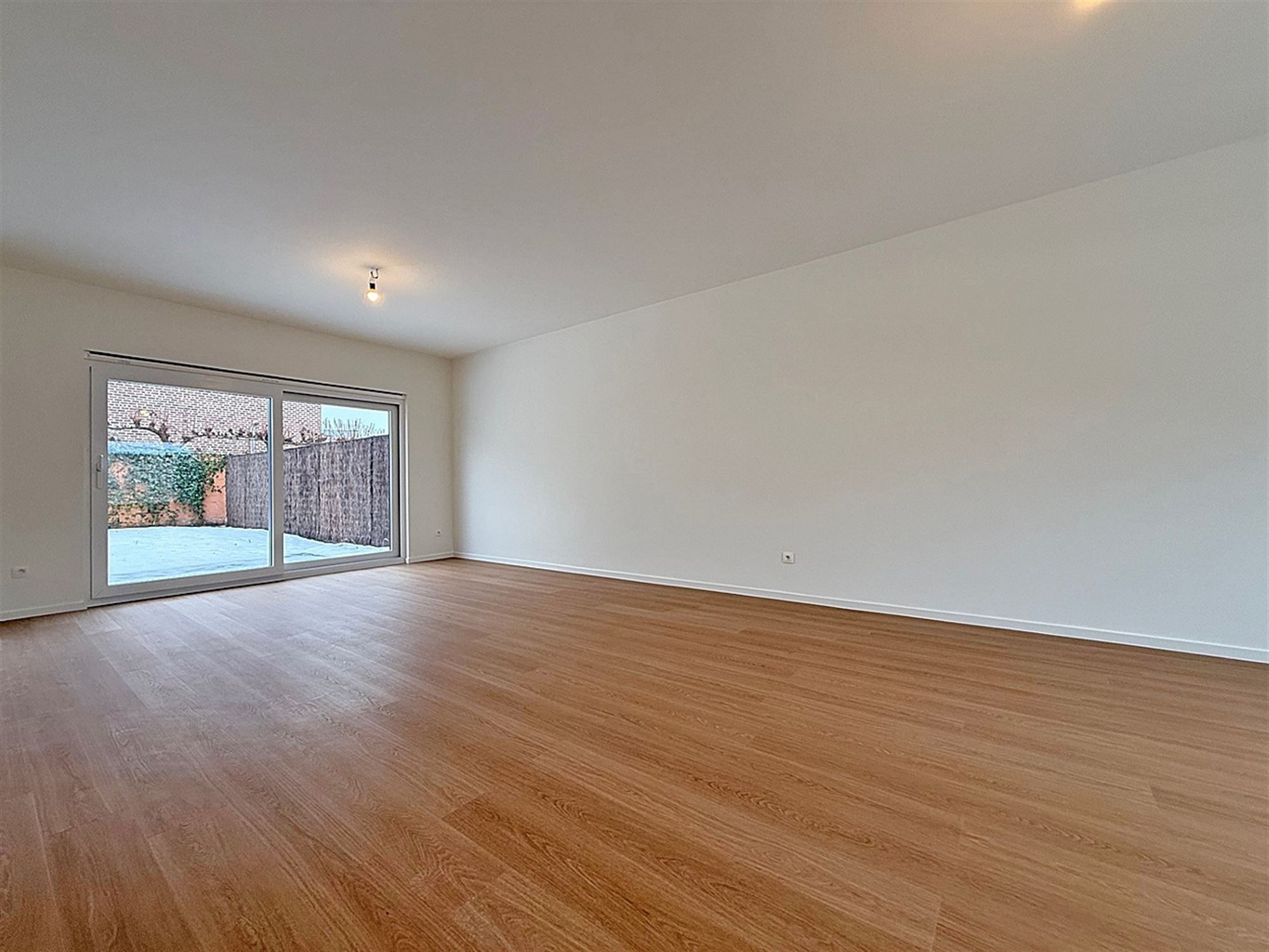 INSTAPKLARE gerenoveerde WONING met 3 slpks, badk., garage & tuintje/terras. foto 5