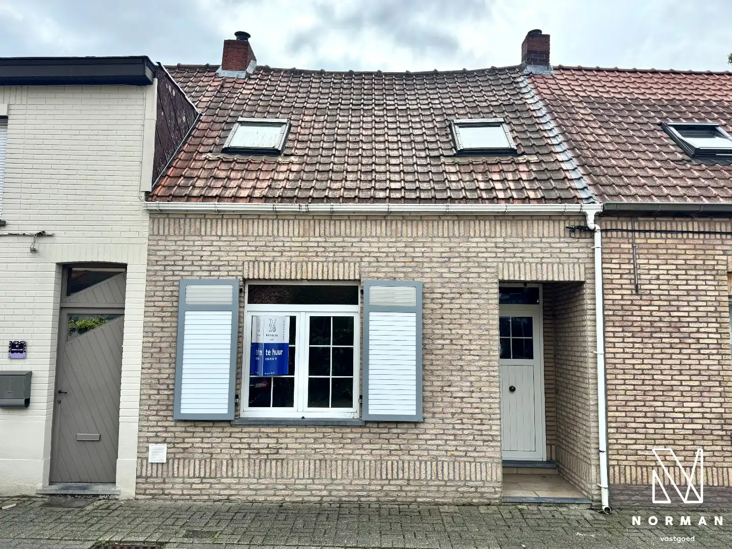 Woning met 2 slaapkamers en terras in Harelbeke te huur! foto {{pictureIndex}}