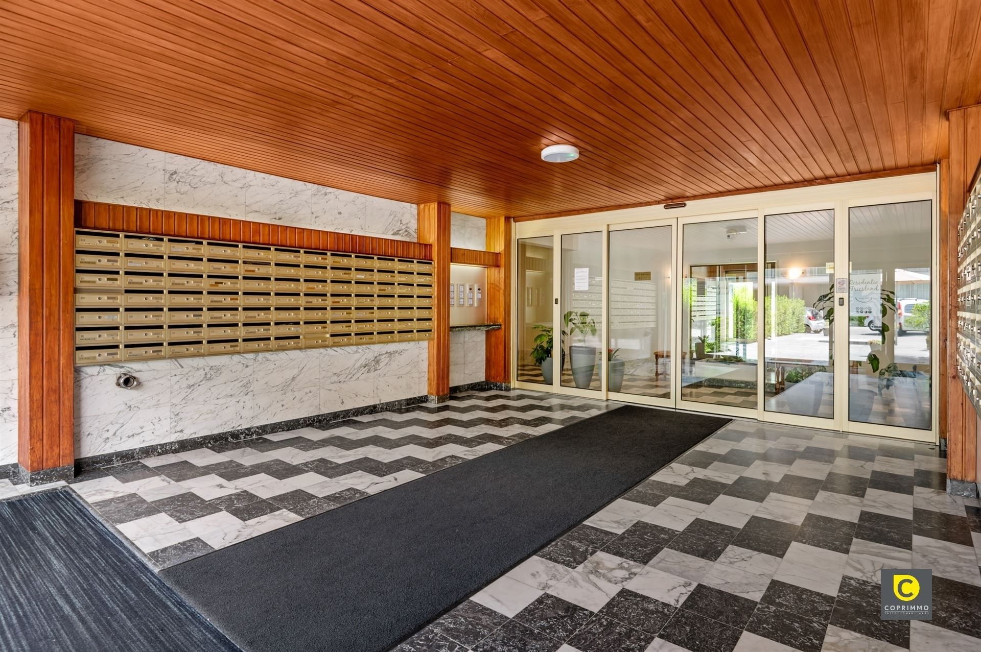 Instapklaar appartement met dubbel terras foto 17