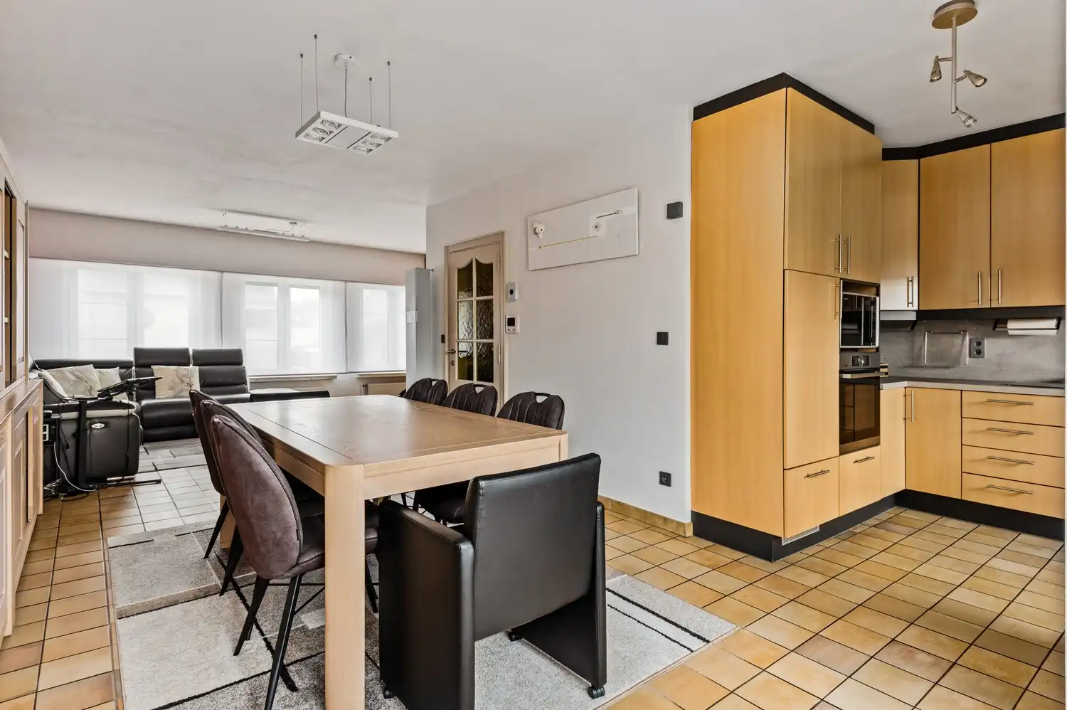 Ruime woning met 3 slaapkamers, inpandige garage en zonnige tuin in Borsbeek! foto 6