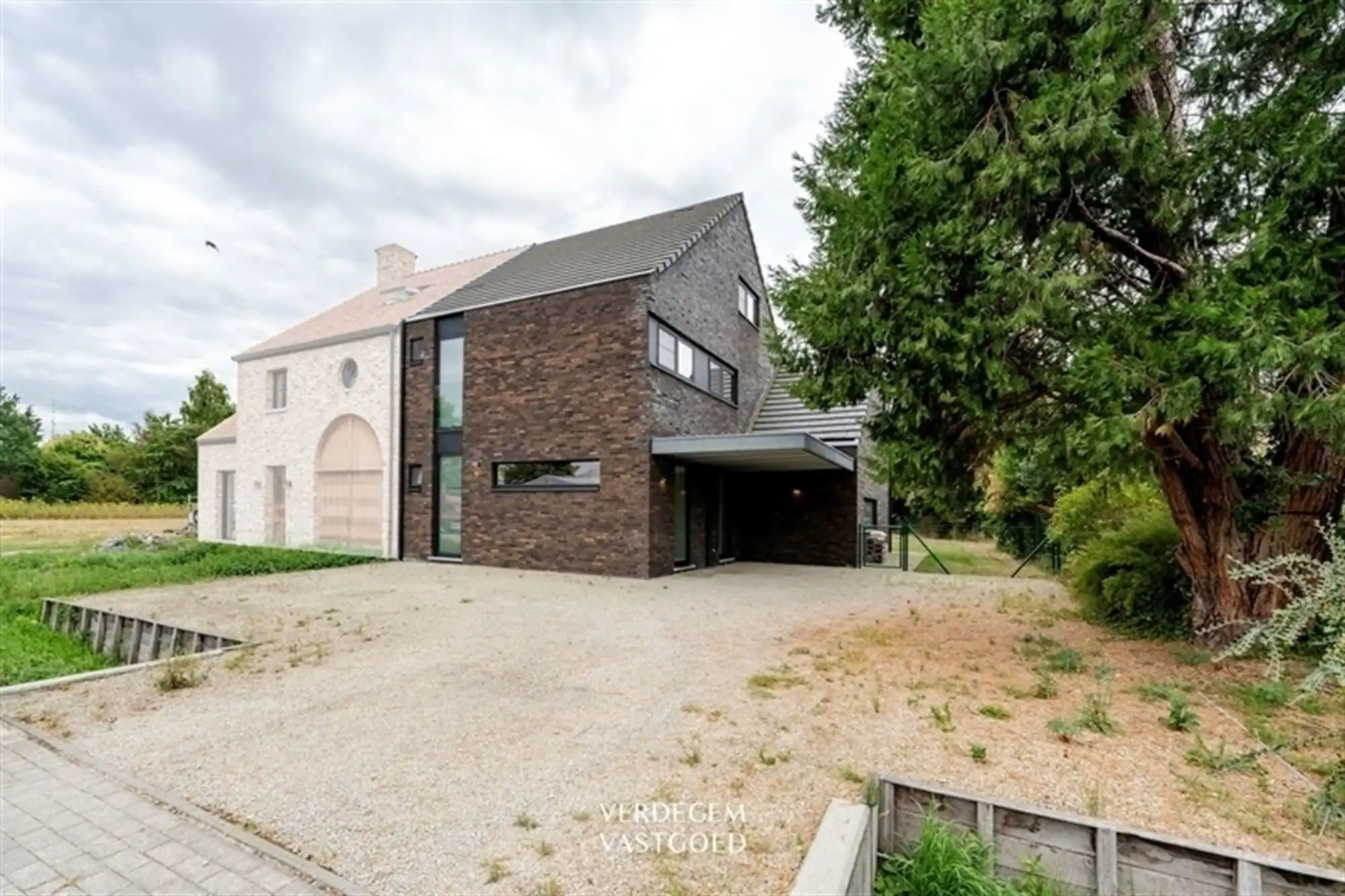 Moderne luxe en comfort in recente woning met 4 slaapkamers foto {{pictureIndex}}