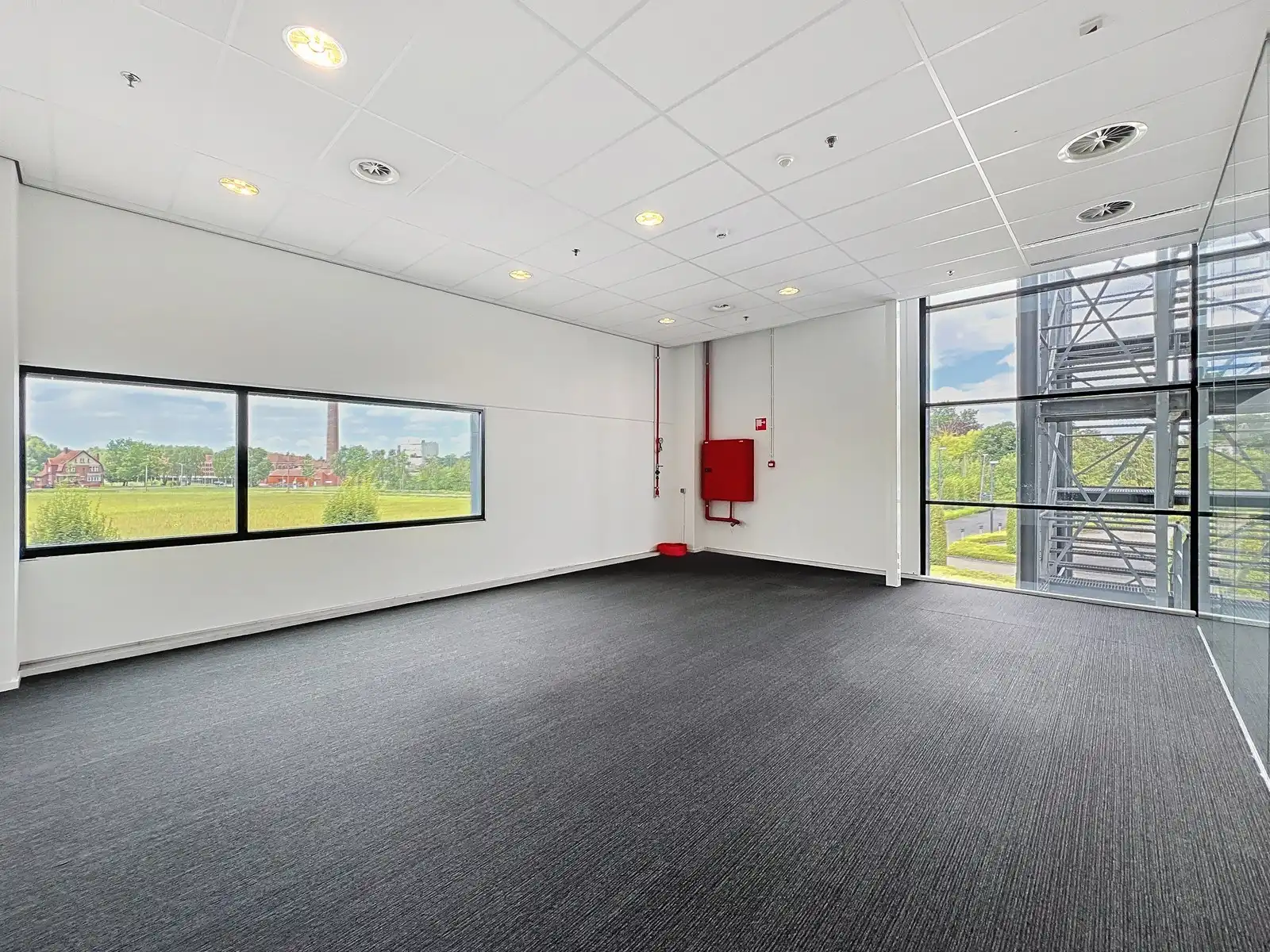 LICHTRIJKE kantoorruimten (1.400 tot 1.800m²) aan ZEER interessante voorwaarden nabij afrit Kortrijk-Oost E17. Onmiddellijk beschikbaar! foto 15