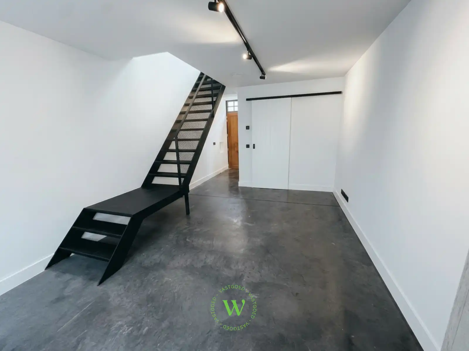 Volledig gerenoveerde woning met zonnige buitenruimte. foto 10
