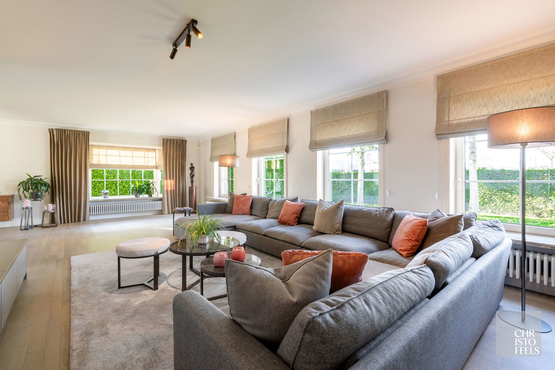 Eigentijdse villa (428m²) met zwembad en 2de woning (187m²) op perceel van 36a43ca.  foto 4