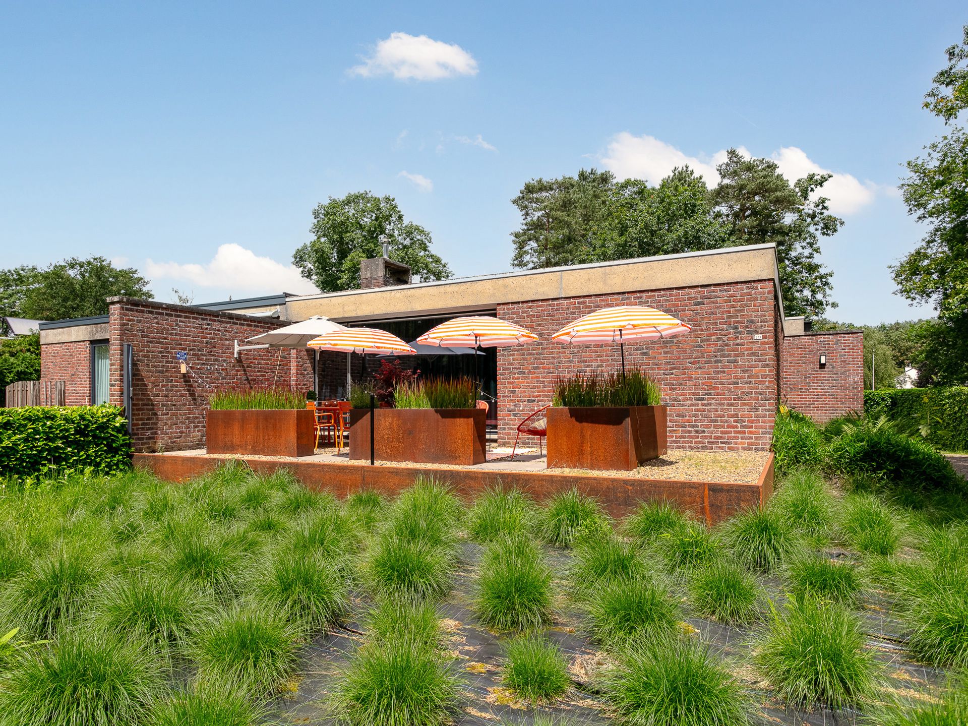 Moderne vakantiewoning in een groene omgeving foto 2