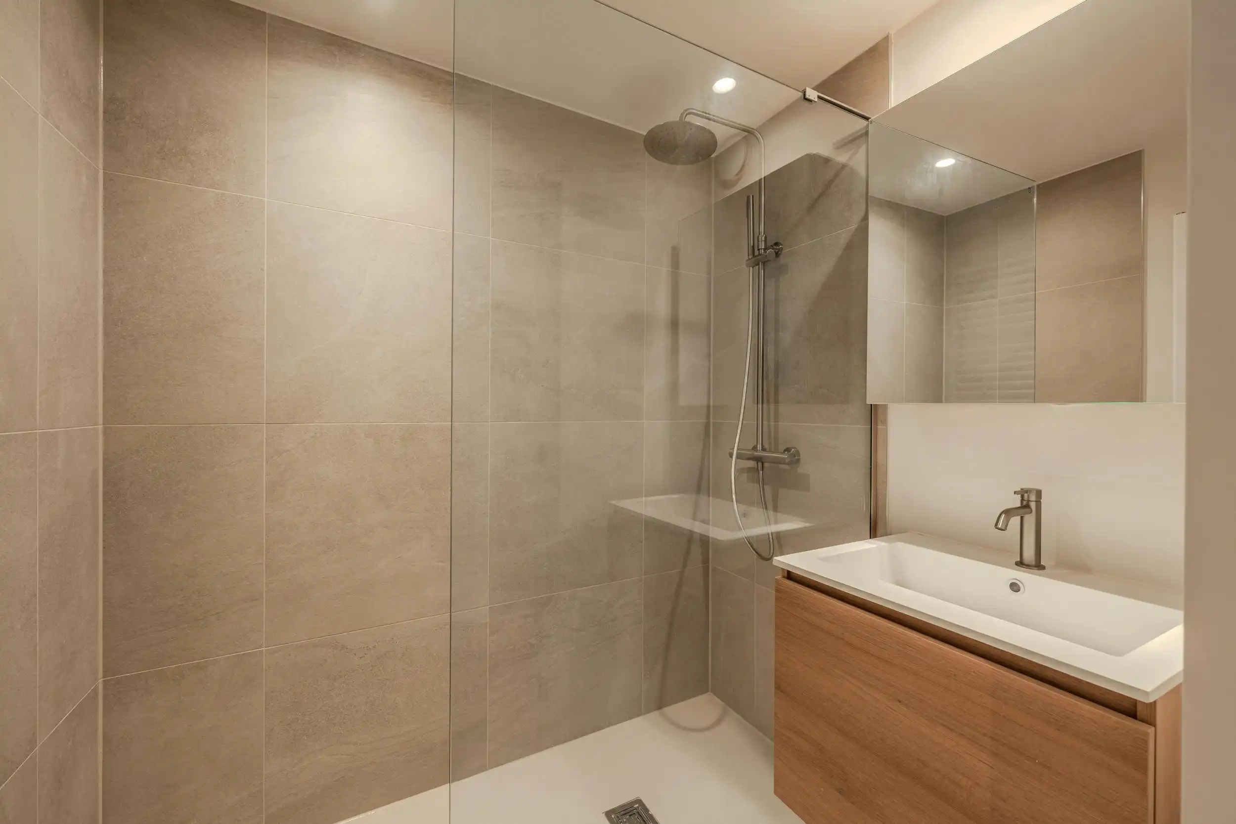 Luxueus gerenoveerd 2-slaapkamerappartement te Oostende foto 12