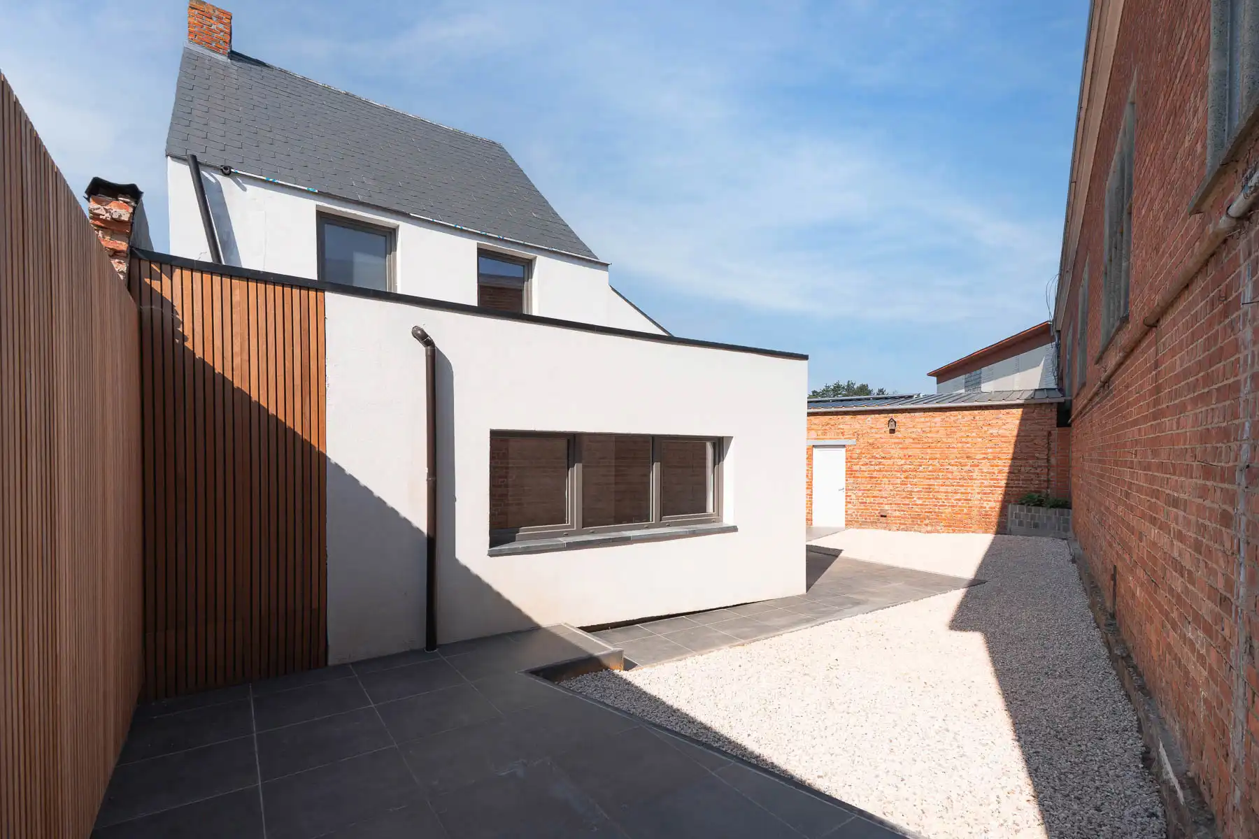Recent gerenoveerde woning met grote loods foto 27