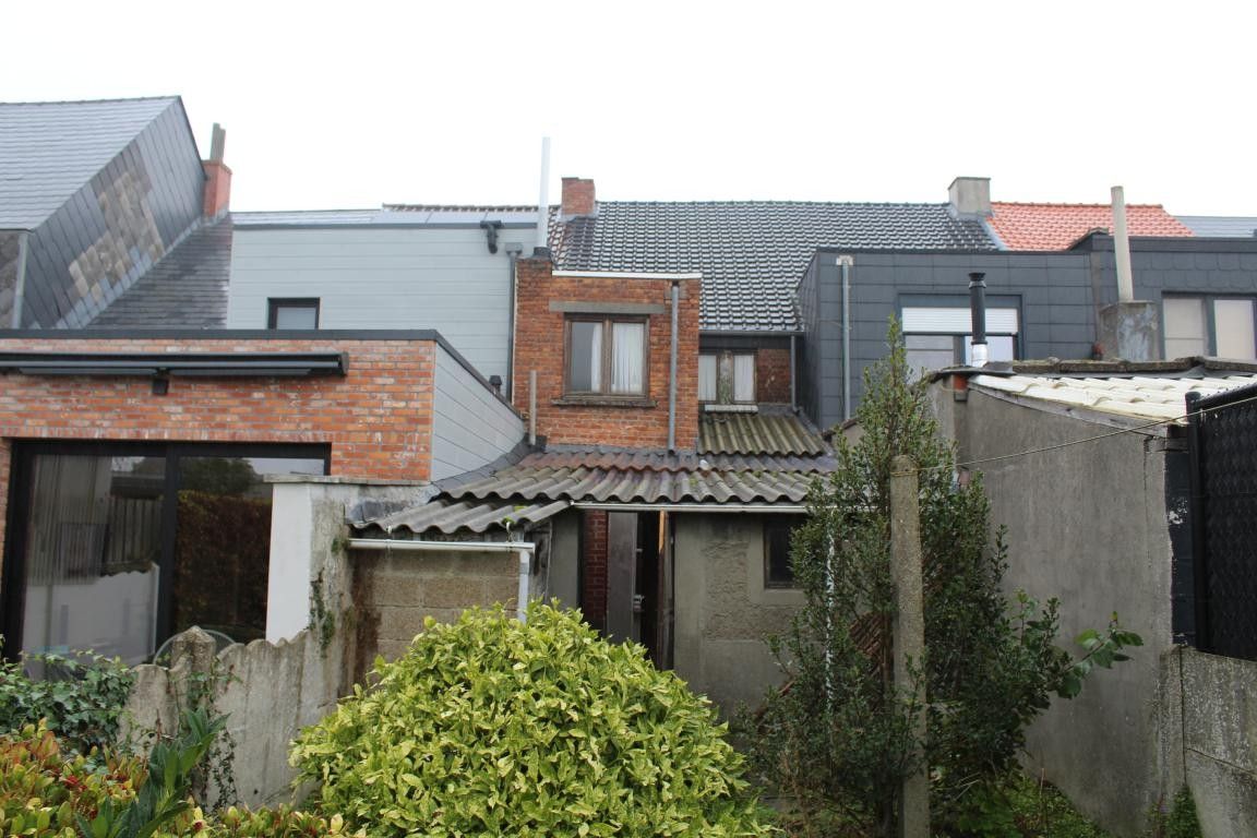 Goedgelegen te renoveren woning foto 27