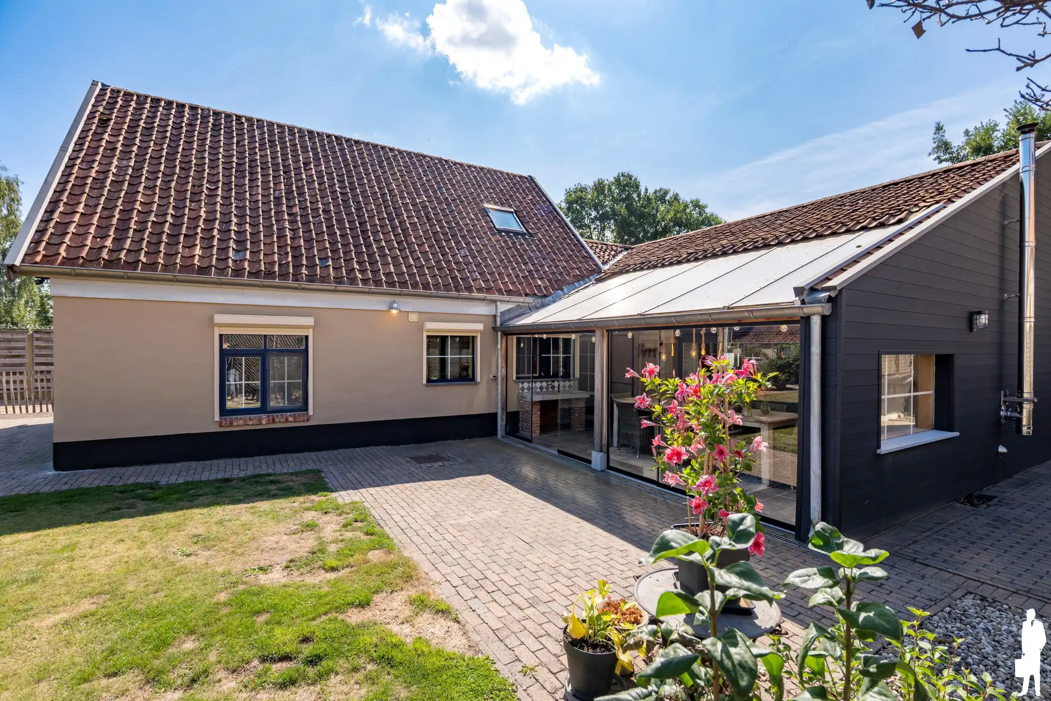 Vrijstaande villa met 4 slpk. gelegen op de dijk van kanaal  foto 37