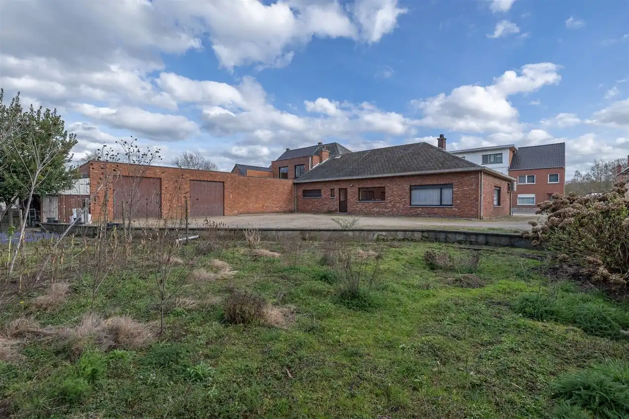 Handspand met ruime woonst en magazijn foto 29