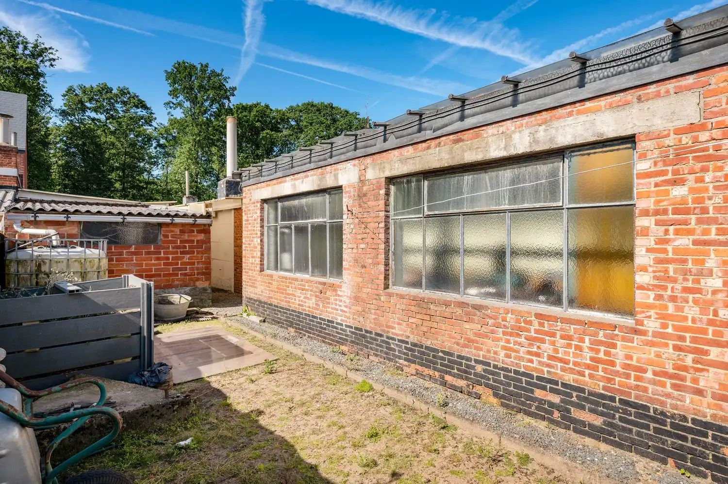 Te renoveren laagbouwwoning met garage, atelier en tuin op een perceel van 451 m². foto 23