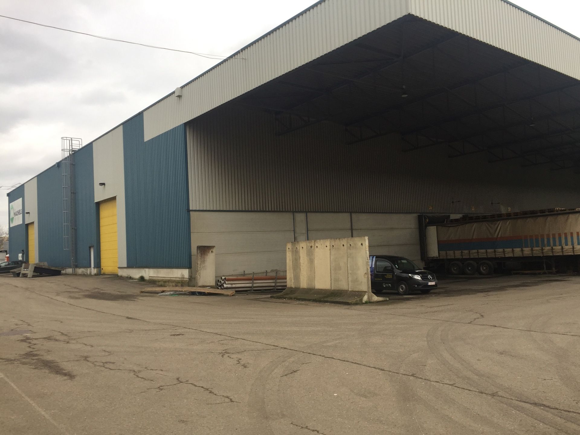 Te Huur Genk: Magazijn 1  poort + 170m² kantoor foto 2