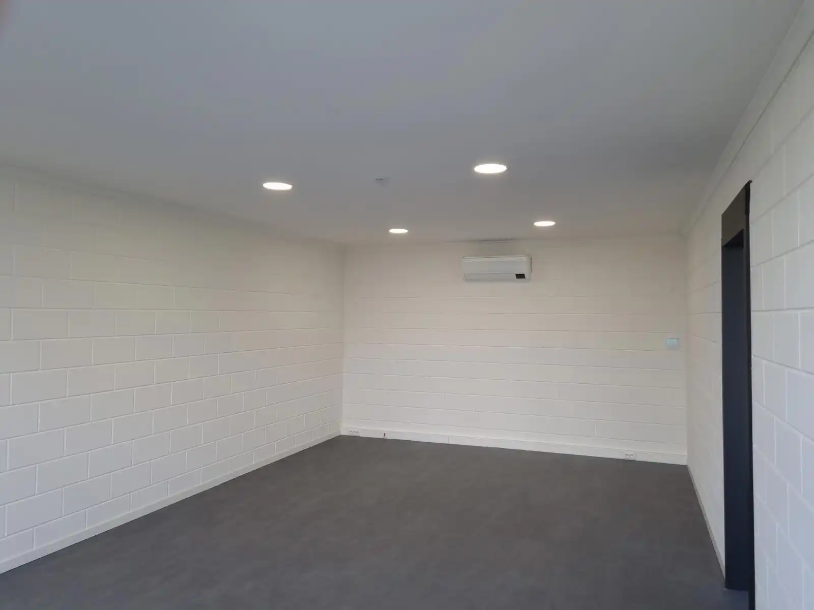 Terbeschikkingstelling van infrastructuur in vernieuwde kantoren met parking, 160m², Genk-Noord foto 11