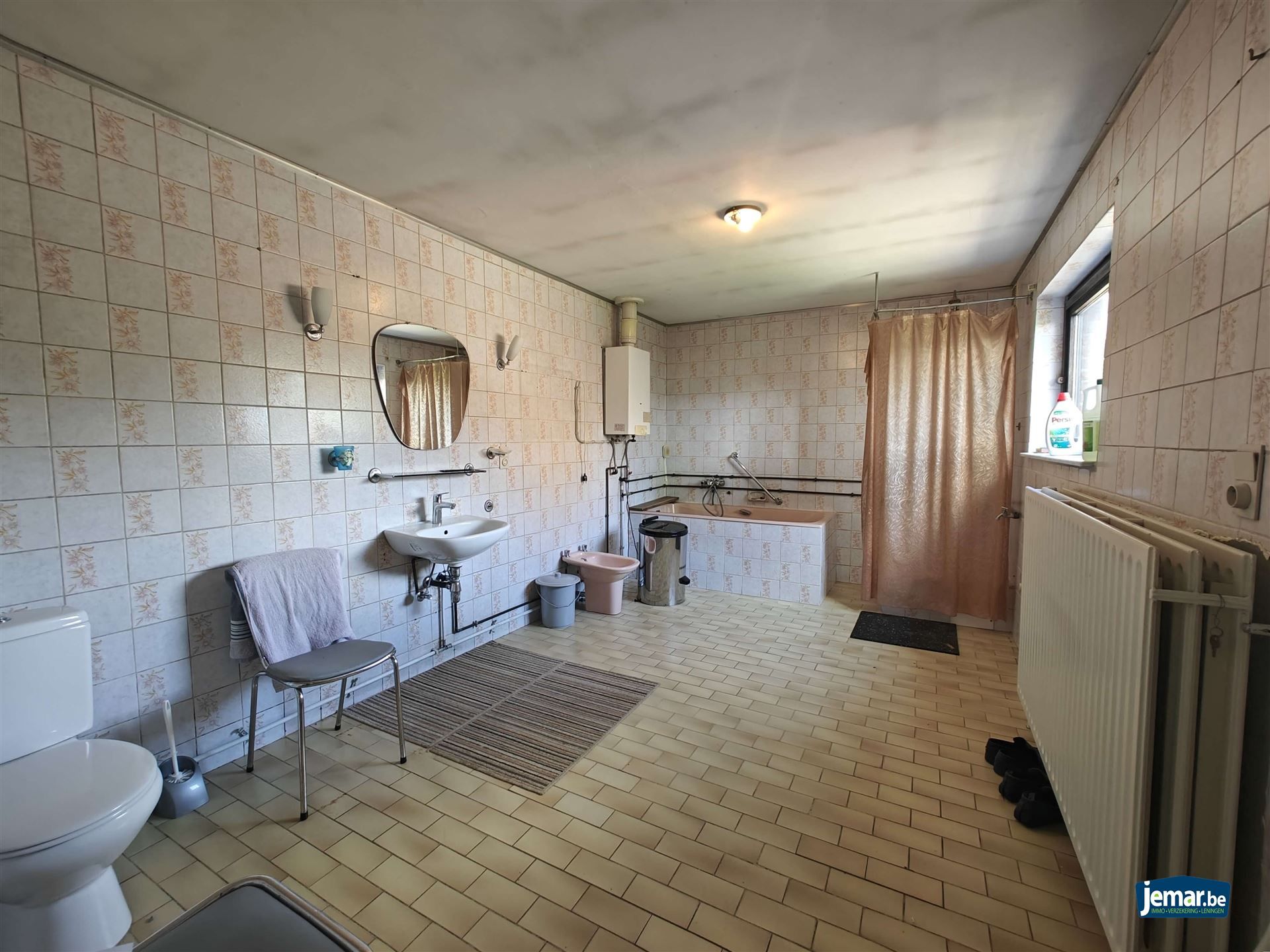 Ruime te renoveren woning met tuin, garages en eindeloos potentieel in Maasmechelen. foto 10