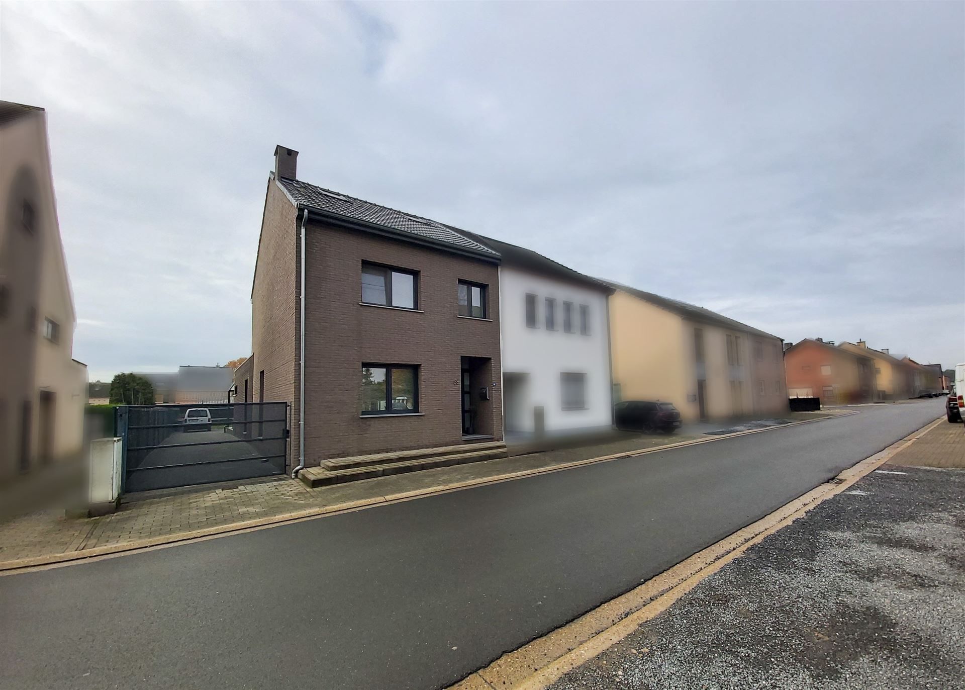 Instapklare, volledig gerenoveerde gezinswoning met 3 slaapkamers, ruime leefkeuken, zonnige omheinde tuin op 5a71ca, zonnepanelen, airco en EPC B, ideaal gelegen nabij scholen, winkels en het centrum van Maasmechelen! foto 2