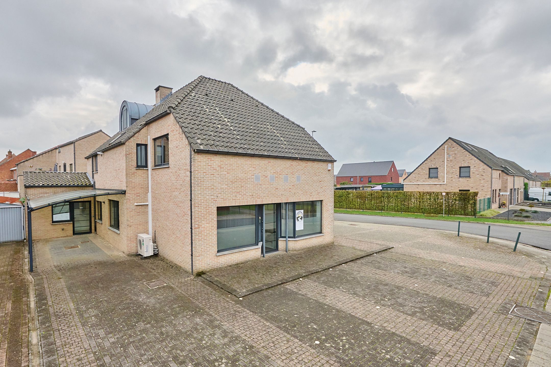 HALFOPEN WONING MET ZEER VEEL MOGELIJKHEDEN foto {{pictureIndex}}