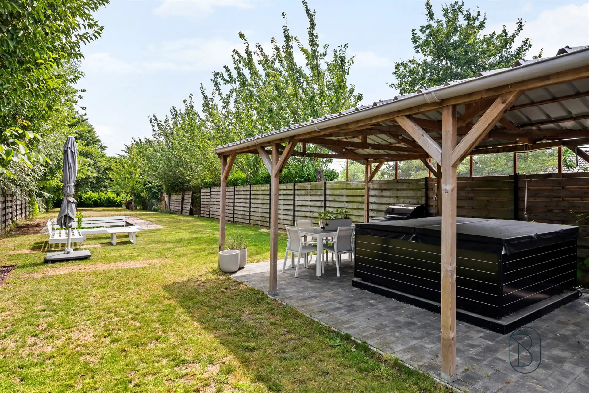 Knap gerenoveerde woning met 3 à 4 slk, en zwemvijver foto 3