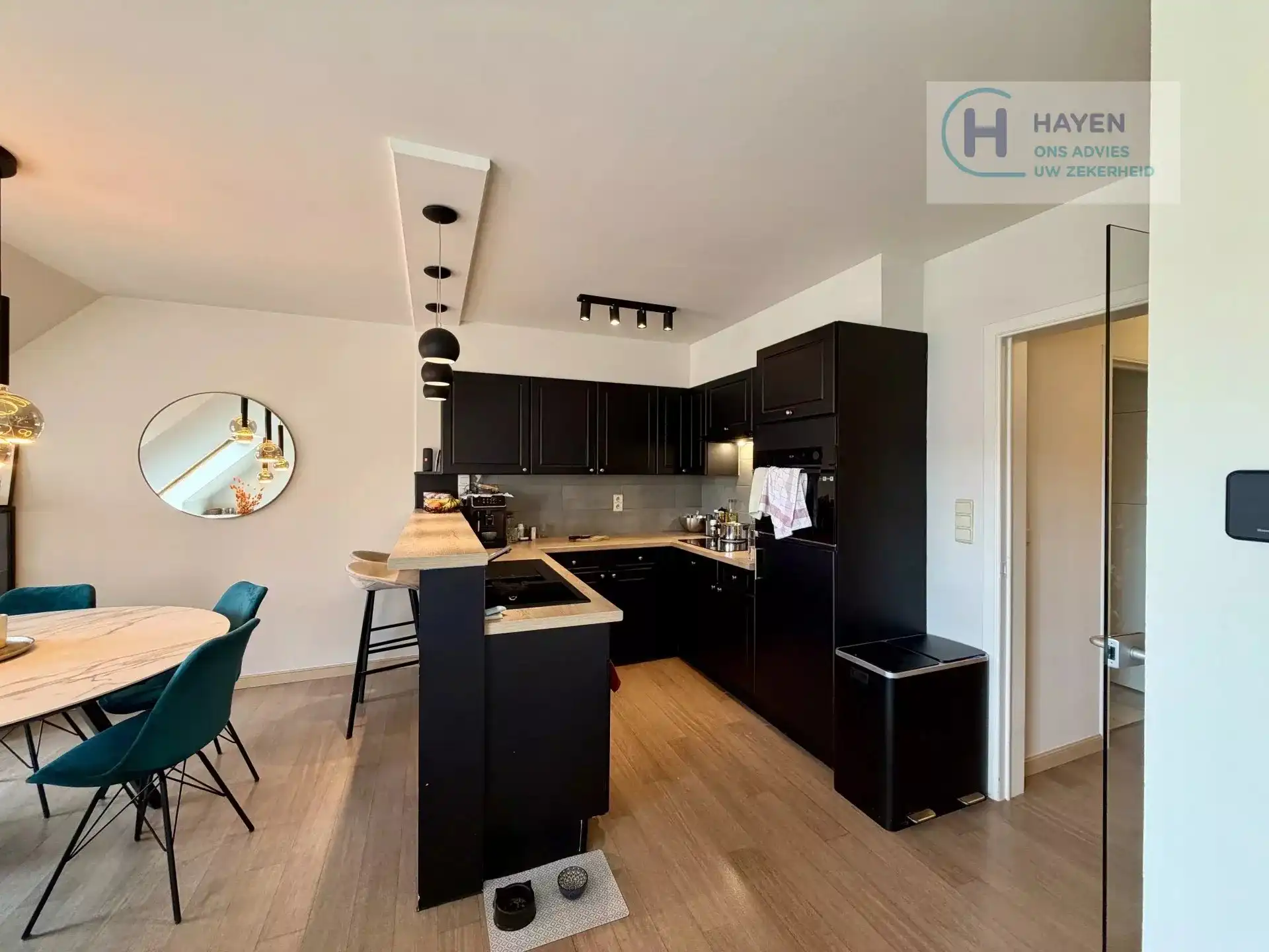 Instapklaar appartement met 2 slaapkamers en bovengrondse garage in hartje Kermt foto 3
