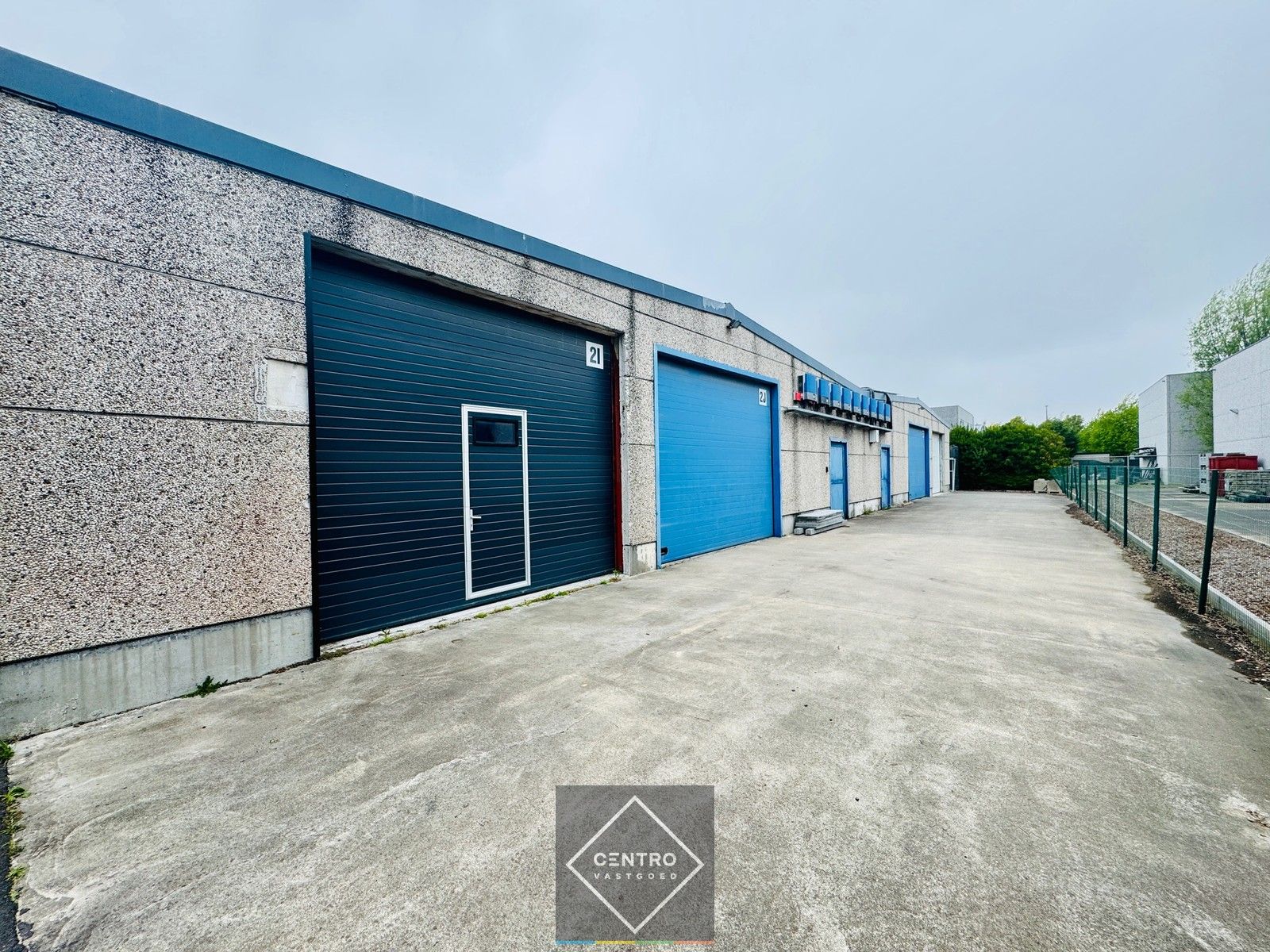 Geïsoleerd MAGAZIJN (± 120m²)  met parkeergelegenheid voor de deur. Op ambachtelijke zone te Blankenberge. foto 2
