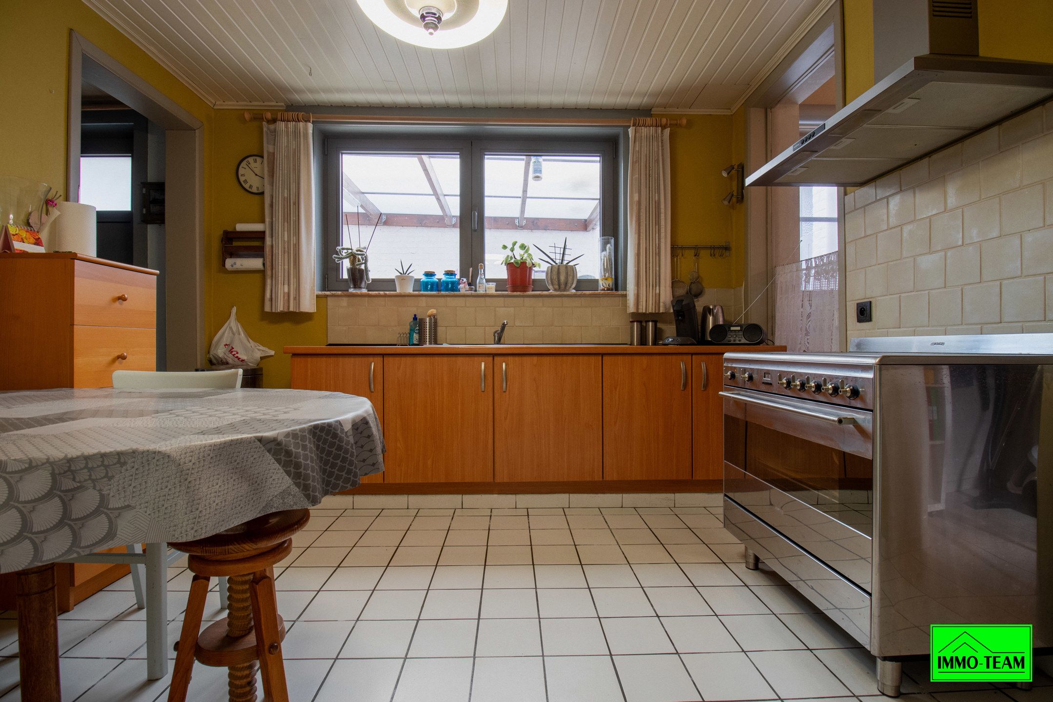 Goed onderhouden rijwoning met garage en ruim atelier foto 6