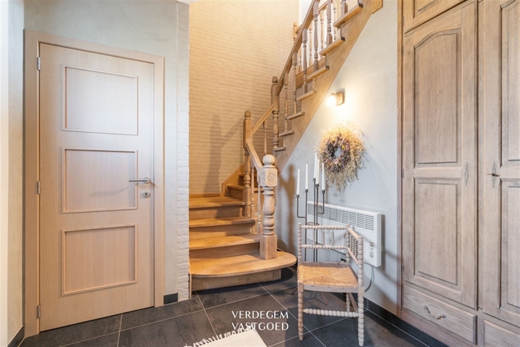 Prachtige villawoning in landelijke stijl met 3 slaapkamers, 3 garages en geniettuin foto 2