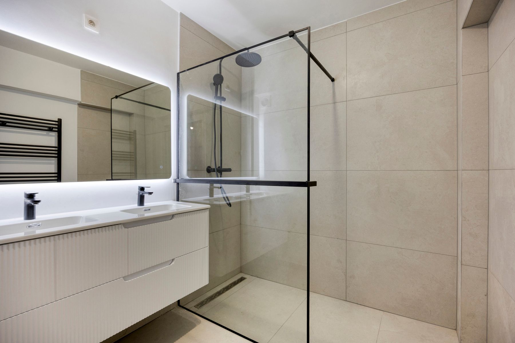 Luxueus gerenoveerd appartement met twee kamers en garage foto 8