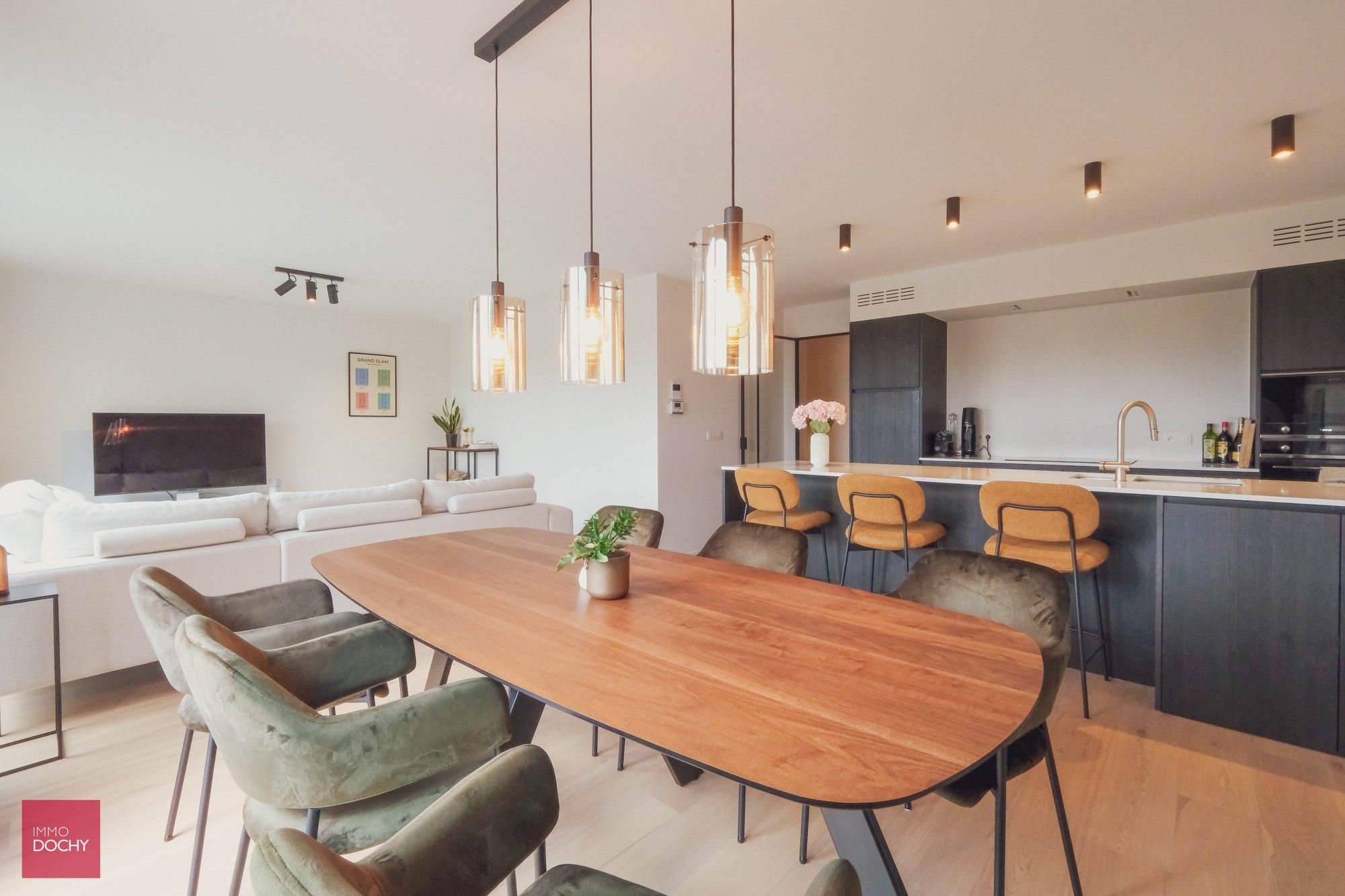 Prachtig afgewerkt appartement met ruim zonneterras centrum Waregem foto {{pictureIndex}}