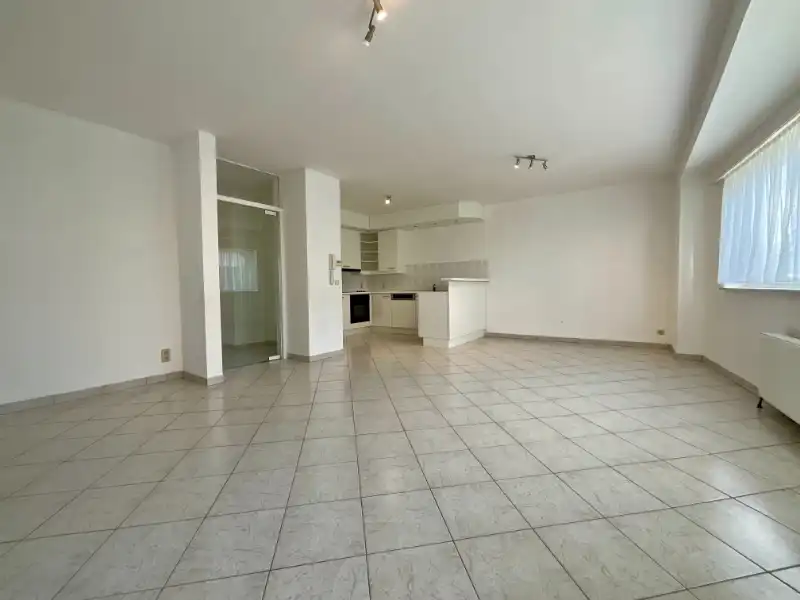 Opbrengsteigendom met handelspand en 2 appartementen met 2 slaapkamers foto 2