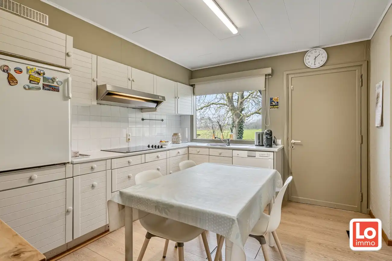 Ruime volledig te renoveren open gelijkvloerse prefab woning met inpandige garage en tuin met open zicht of perceel bouwgrond met afbraak/heropbouw mogelijkheden aan 6% BTW op een rustige locatie nabij het centrum van Zeveneken! foto 14