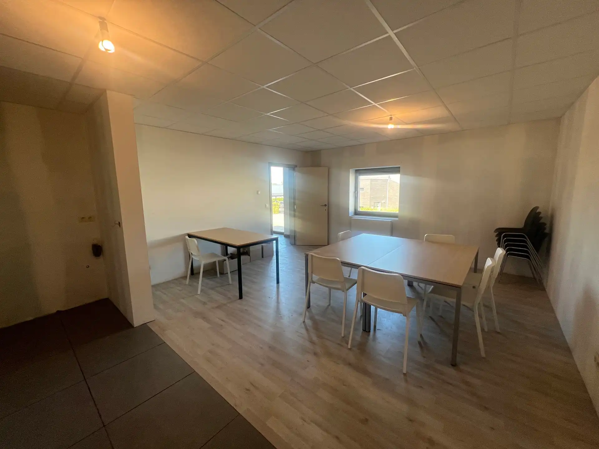 MULTIFUNCTIONEEL BEDRIJFSGEBOUW MET APPARTEMENT EN BUITENTERREIN foto 16