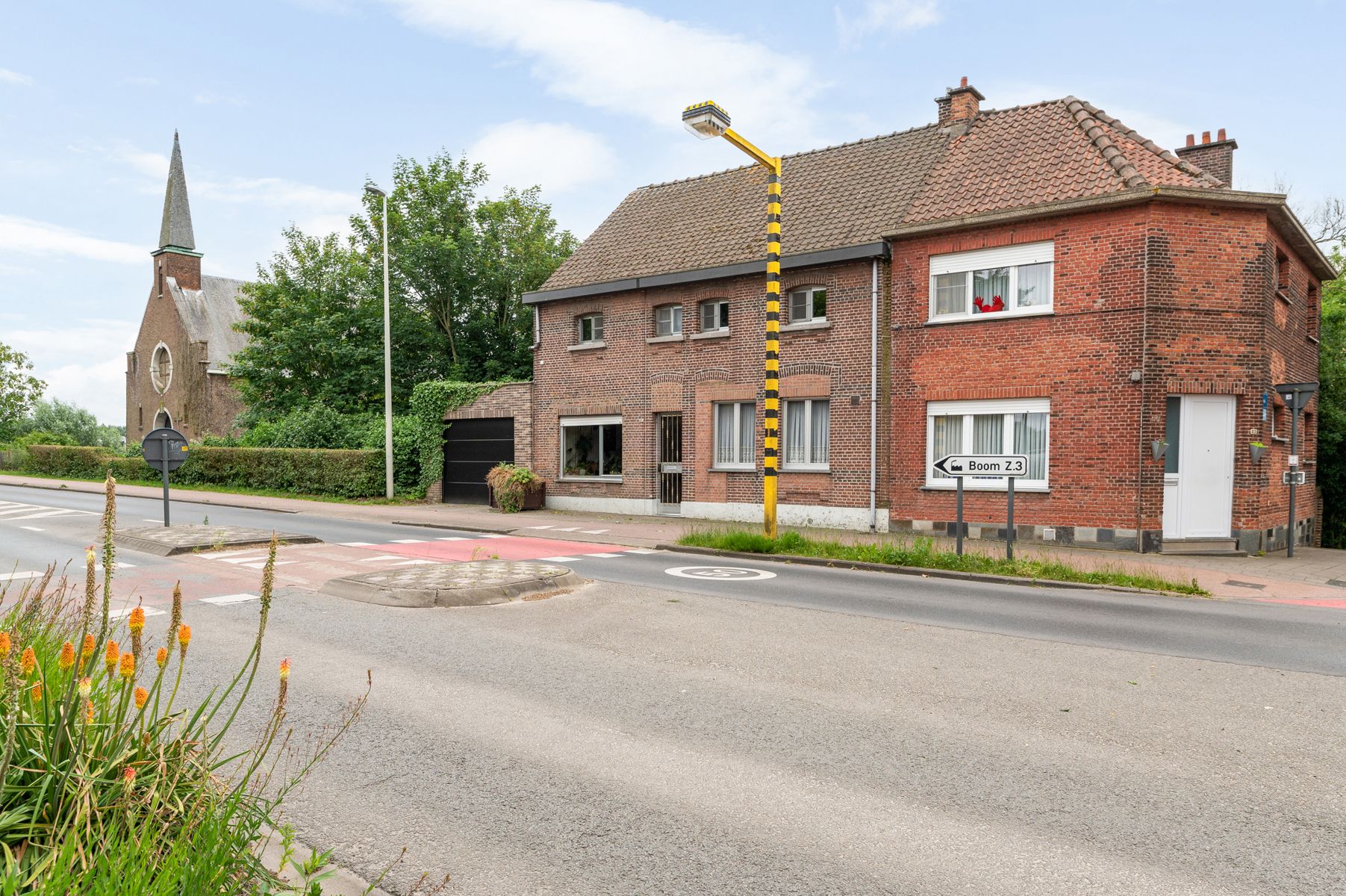 Gezinswoning met 4 slaapkamers, koele Z-tuin en garage in het hart van Boom foto {{pictureIndex}}